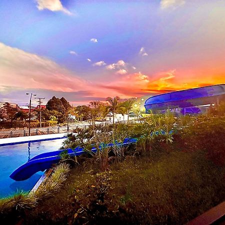 Apartamento Privado Vacacional A 5M Del Aeropuerto, 20 Minutos Del Parque Del Cafe Y Centro De Armenia Con 4 Piscinas, 3 Jacuzzi, Sauna By Molca Xperiences 3H Luaran gambar