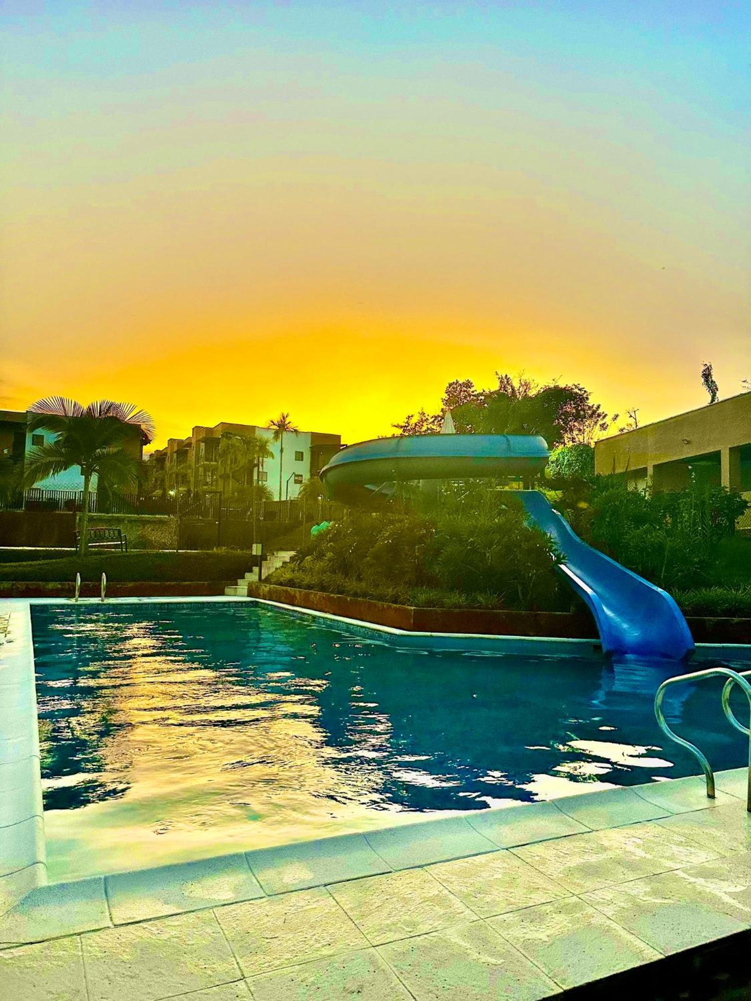 Apartamento Privado Vacacional A 5M Del Aeropuerto, 20 Minutos Del Parque Del Cafe Y Centro De Armenia Con 4 Piscinas, 3 Jacuzzi, Sauna By Molca Xperiences 3H Luaran gambar